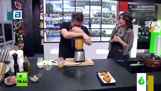 "Ya me la cargué, ye terrible esto": el drama de un cocinero asturiano cuando le deja de funcionar la batidora en pleno directo "Ya me la cargué, ye terrible esto": el drama de un cocinero asturiano cuando le deja de funcionar la batidora en pleno directo