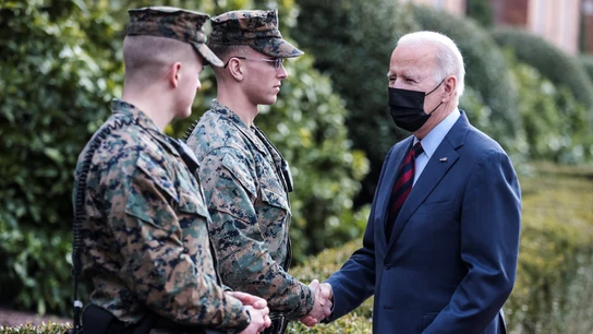 El presidente de EEUU, Joe Biden, junto a una pareja de marines. El presidente de EEUU, Joe Biden, junto a una pareja de marines.