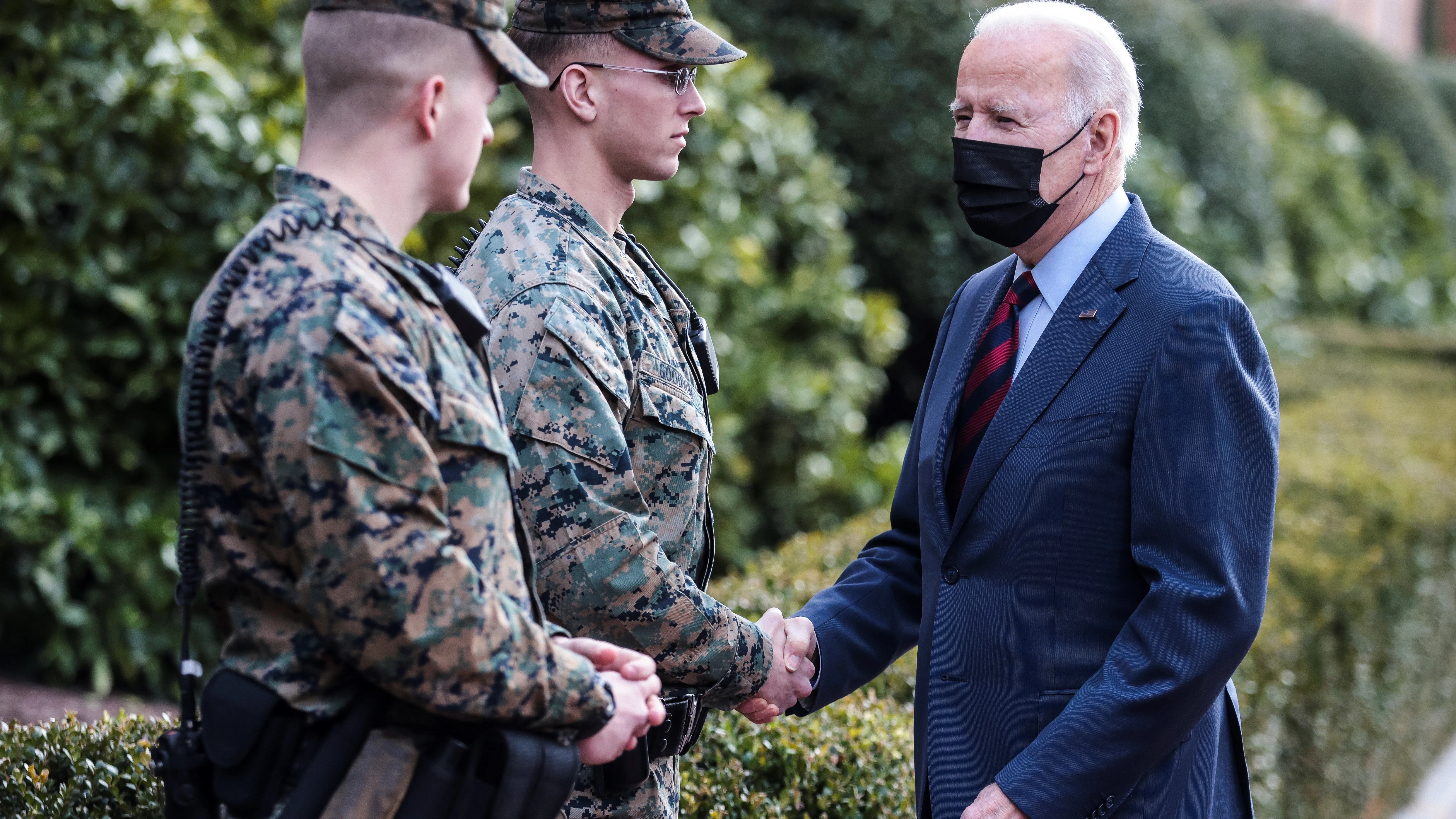 El presidente de EEUU, Joe Biden, junto a una pareja de marines.