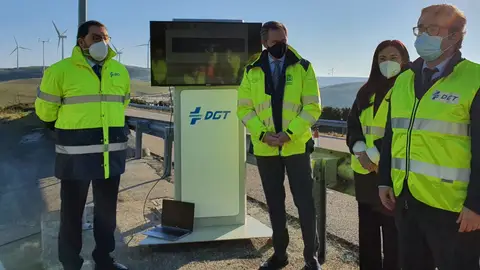 La DGT, pionera en Europa con un nuevo sistema de balizas que harán la conducción con niebla más segura Balizas
