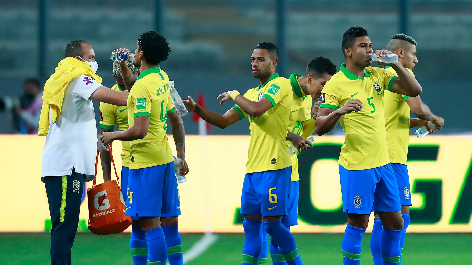 Casemiro y Lodi durante un partido de Brasil