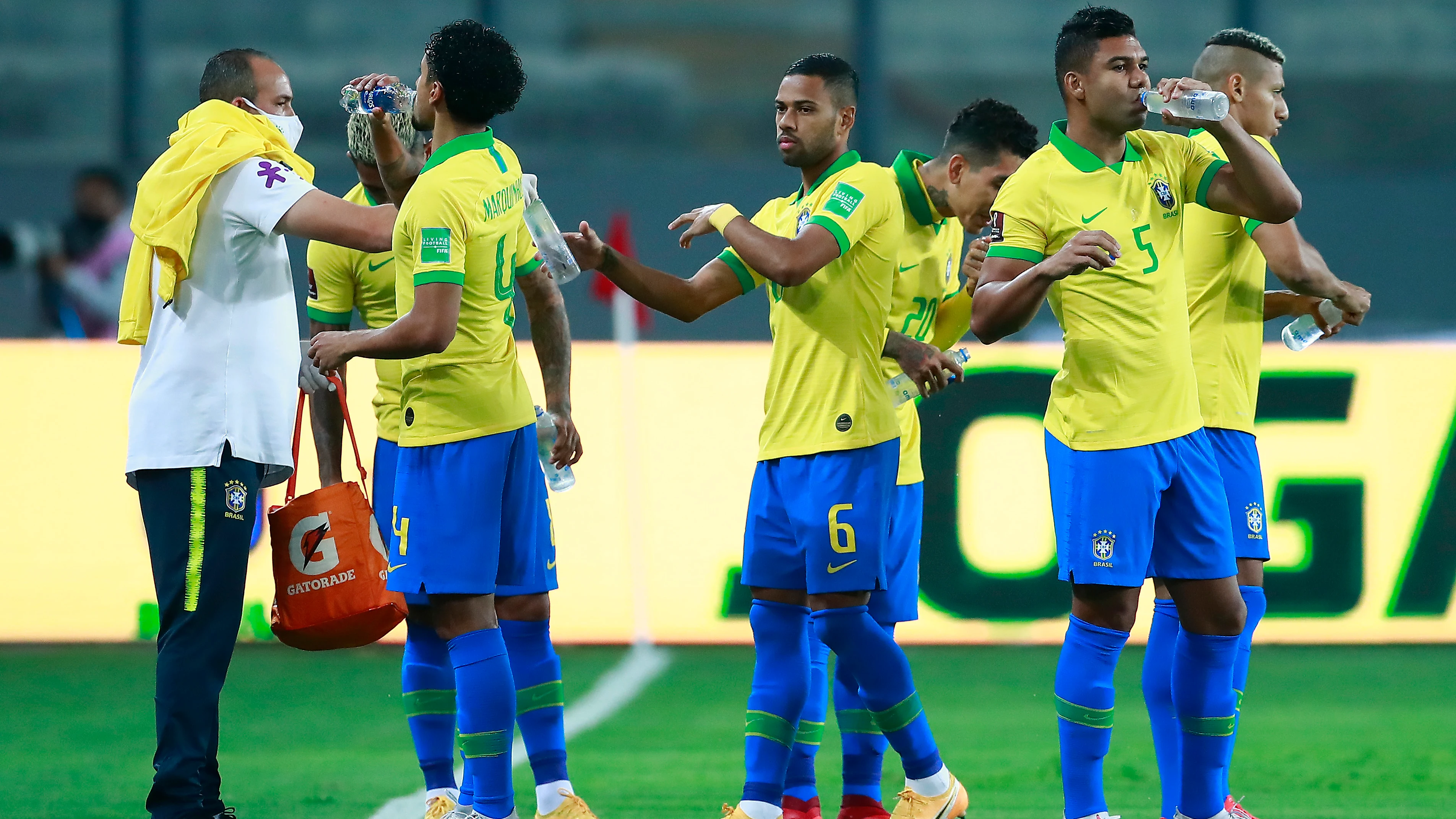 Casemiro y Lodi durante un partido de Brasil