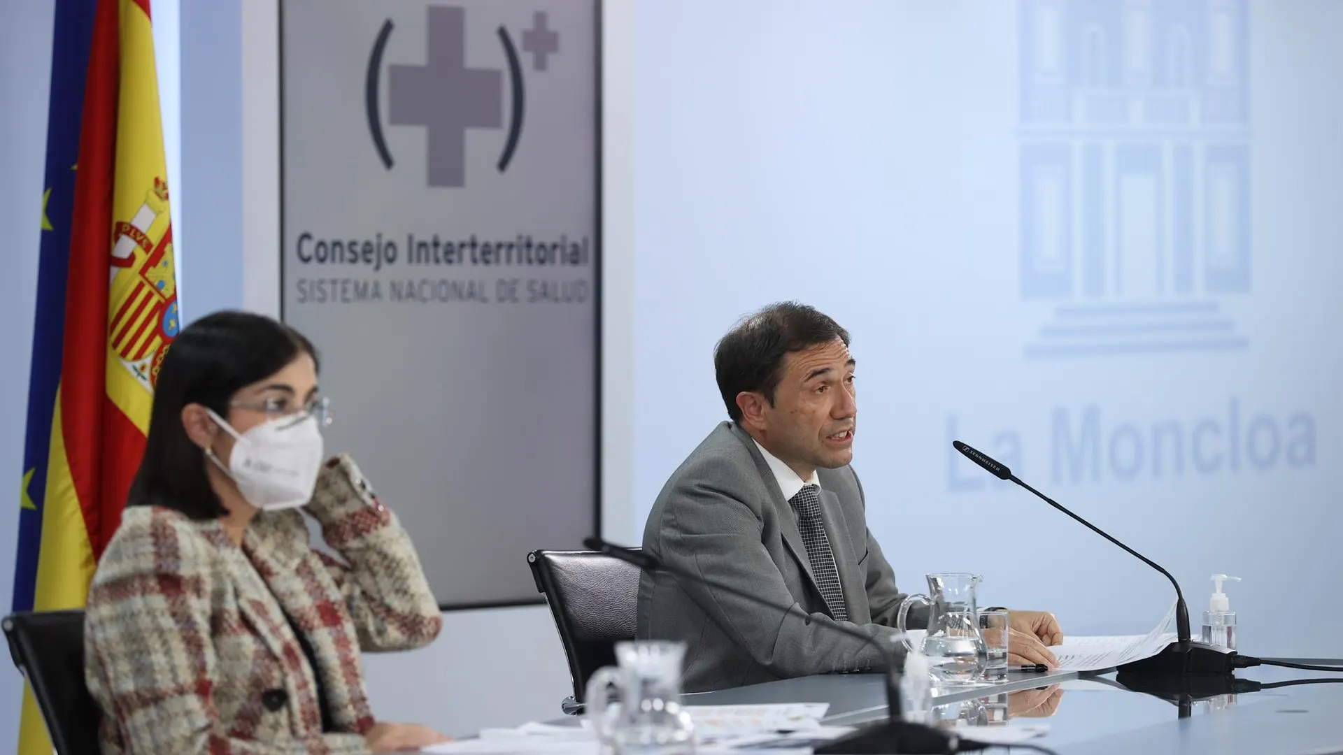  La ministra de Sanidad, Carolina Darias, junto al director general de Salud Digital y Sistemas de Información para el Ministerio de Sanidad.