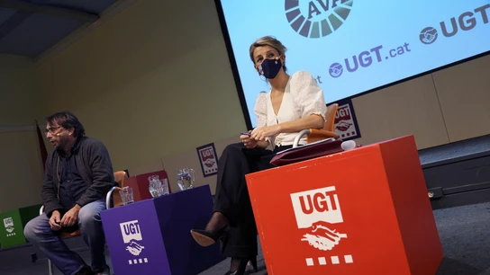 La vicepresidenta segunda y ministra de Trabajo y Economía Social, Yolanda Díaz (d) durante el encuentro que ha mantenido con el secretario general de la UGT de Cataluña, Camil Ros. La vicepresidenta segunda y ministra de Trabajo y Economía Social, Yolanda Díaz (d) durante el encuentro que ha mantenido con el secretario general de la UGT de Cataluña, Camil Ros.