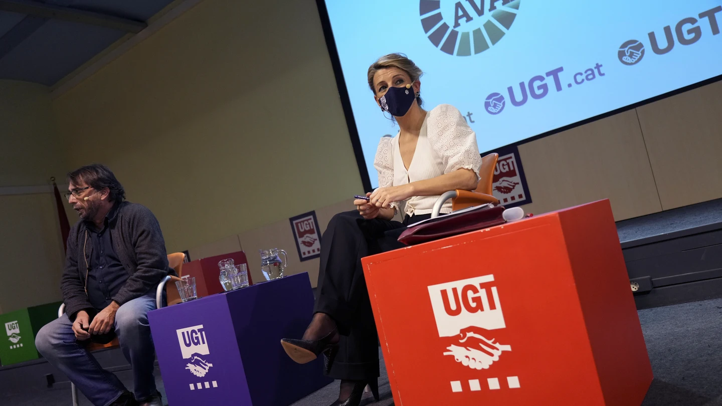 La vicepresidenta segunda y ministra de Trabajo y Economía Social, Yolanda Díaz (d) durante el encuentro que ha mantenido con el secretario general de la UGT de Cataluña, Camil Ros. La vicepresidenta segunda y ministra de Trabajo y Economía Social, Yolanda Díaz (d) durante el encuentro que ha mantenido con el secretario general de la UGT de Cataluña, Camil Ros.