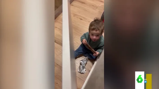 El divertido video de un niño que es sorprendido por su madre mientras comete una travesura El divertido video de un niño que es sorprendido por su madre mientras comete una travesura