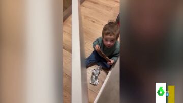 El divertido video de un niño que es sorprendido por su madre mientras comete una travesura