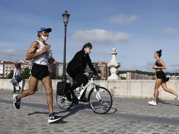 Imagen de archivo de varias personas haciendo deporte en Madrid Imagen de archivo de varias personas haciendo deporte en Madrid