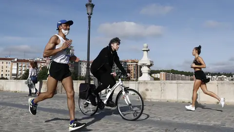 Imagen de archivo de varias personas haciendo deporte en Madrid Imagen de archivo de varias personas haciendo deporte en Madrid