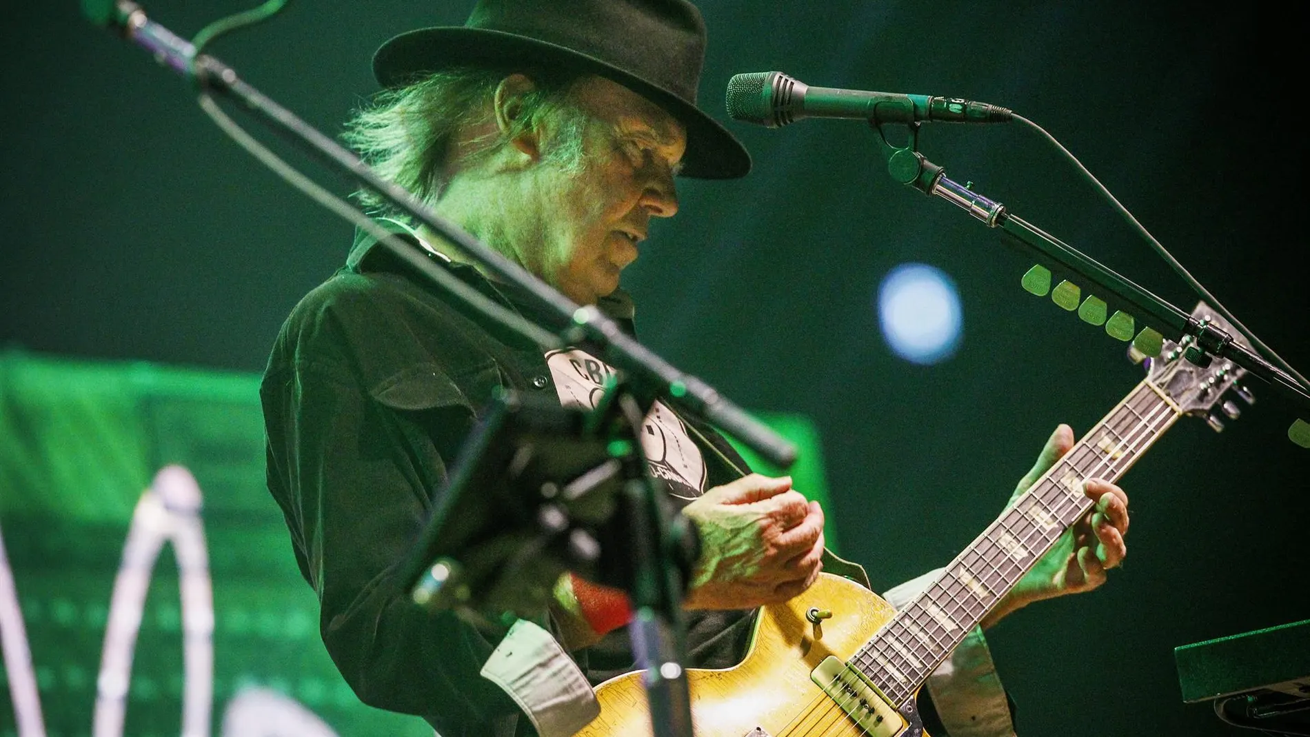 Neil Young abandona Spotify tras acusar a la plataforma de propagar falsedades sobre las vacunas