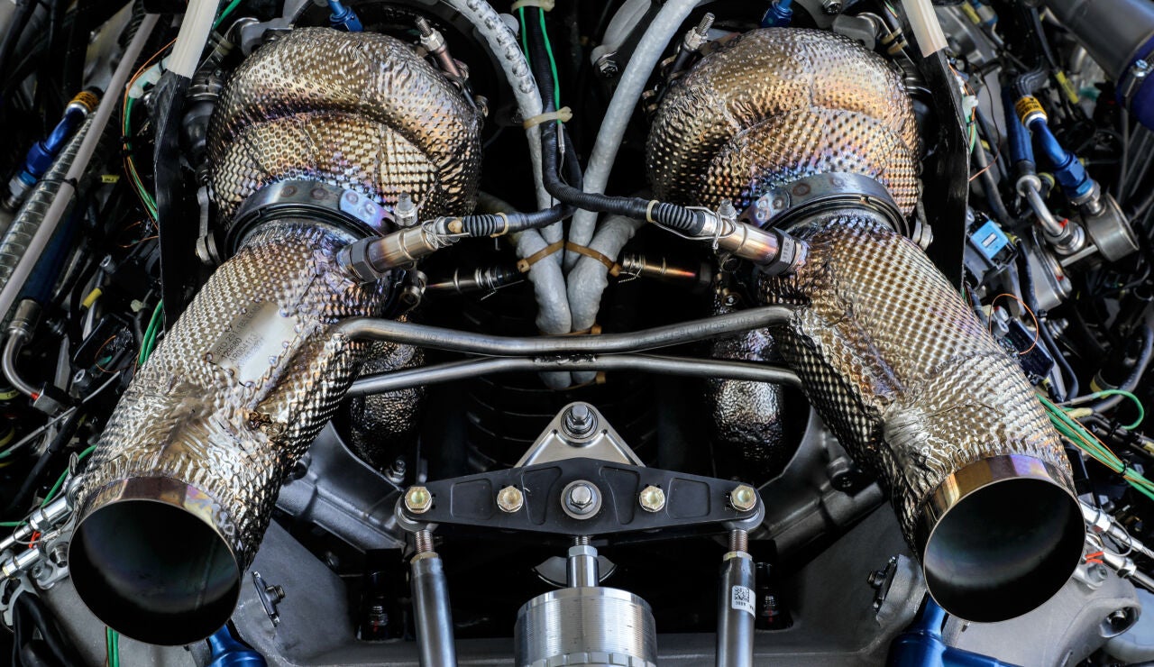 El motor es un V8 bi-turbo proveniente de la producción