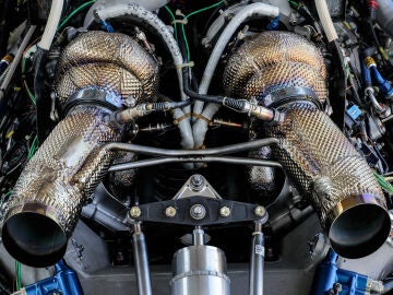 El motor es un V8 bi-turbo proveniente de la producción