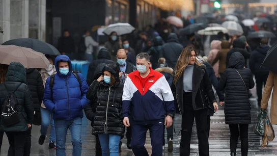 Varias personas caminan con mascarillas por la calle Preciados, en Madrid, en una fotografía de archivo Varias personas caminan con mascarillas por la calle Preciados, en Madrid, en una fotografía de archivo