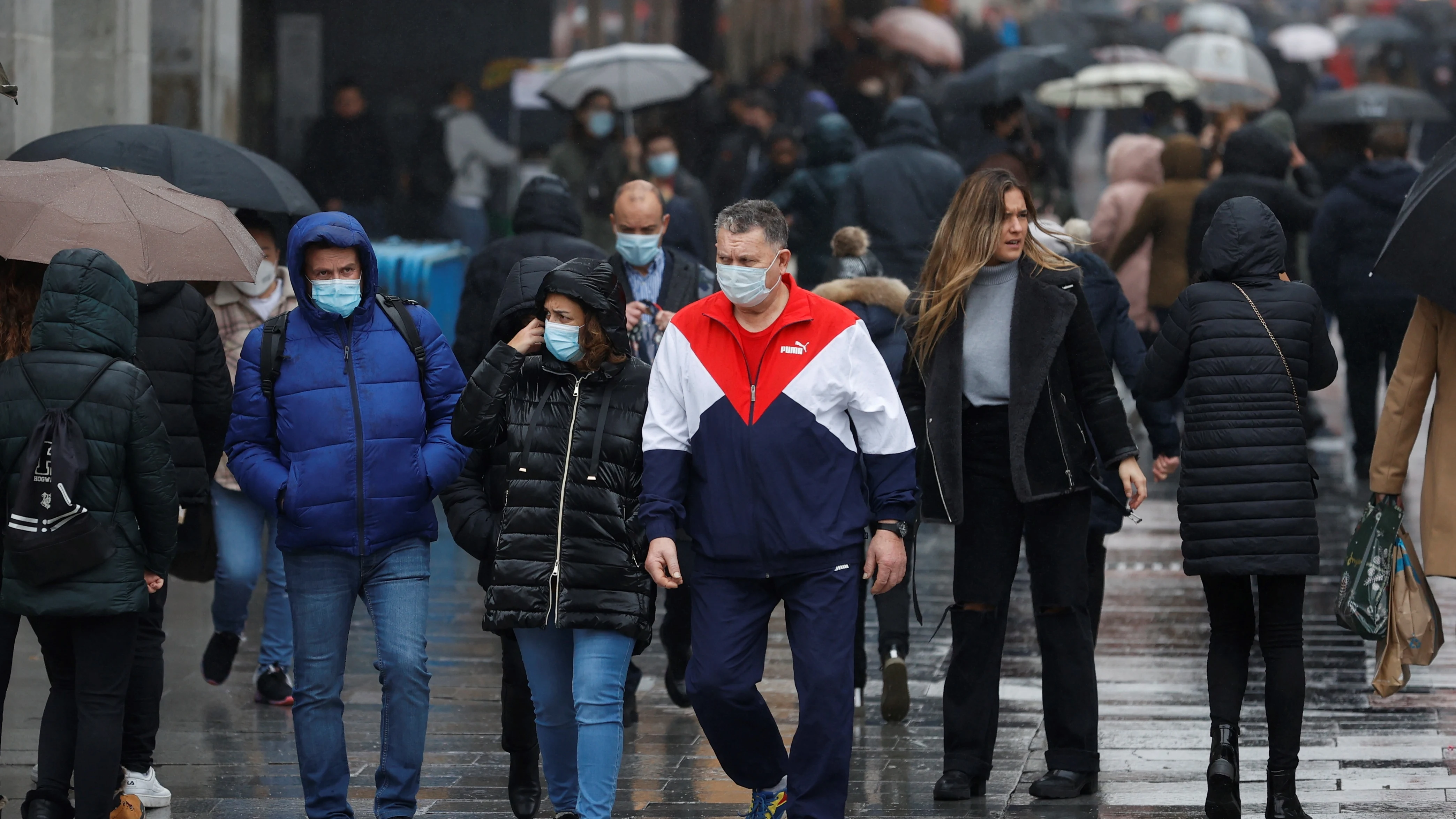 Varias personas caminan con mascarillas por la calle Preciados, en Madrid, en una fotografía de archivo