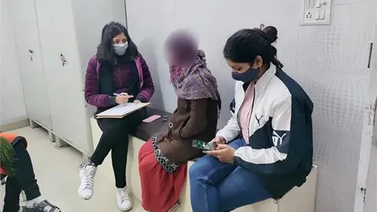 Una mujer es humillada en público en la India después de ser violada en grupo Abuso sexual y maltrato