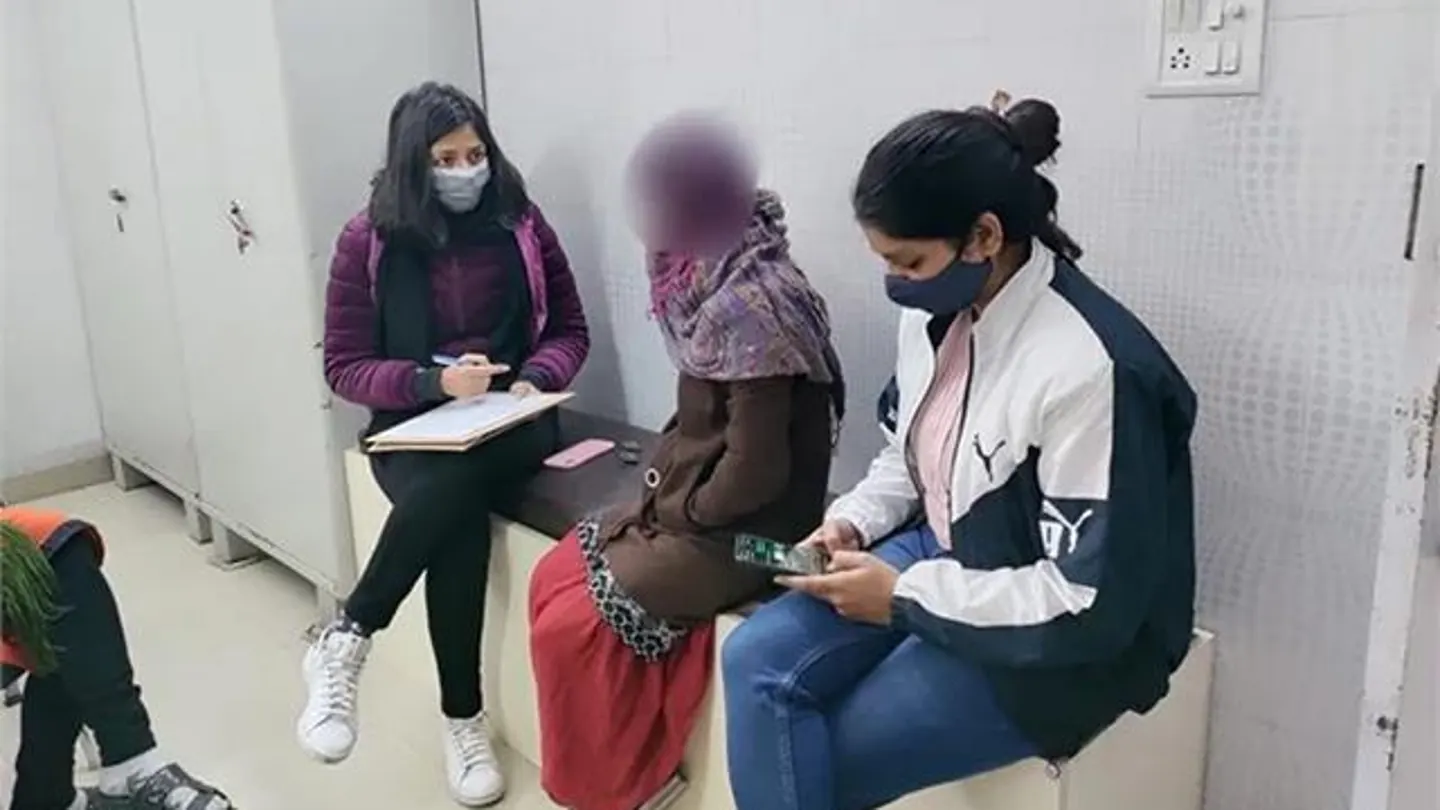 Una mujer es humillada en público en la India después de ser violada en grupo Abuso sexual y maltrato