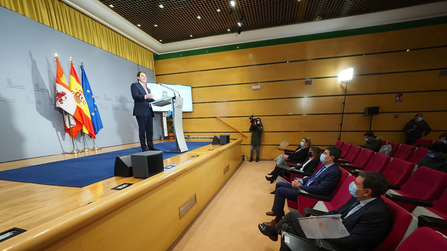 El presidente de la Junta de Castilla y León, Alfonso Fernández Mañueco, en la rueda de prensa anunciando las elecciones, en la Junta de Castilla y León, a 20 de diciembre de 2021, en Valladolid. El presidente de la Junta de Castilla y León, Alfonso Fernández Mañueco, en la rueda de prensa anunciando las elecciones, en la Junta de Castilla y León, a 20 de diciembre de 2021, en Valladolid.