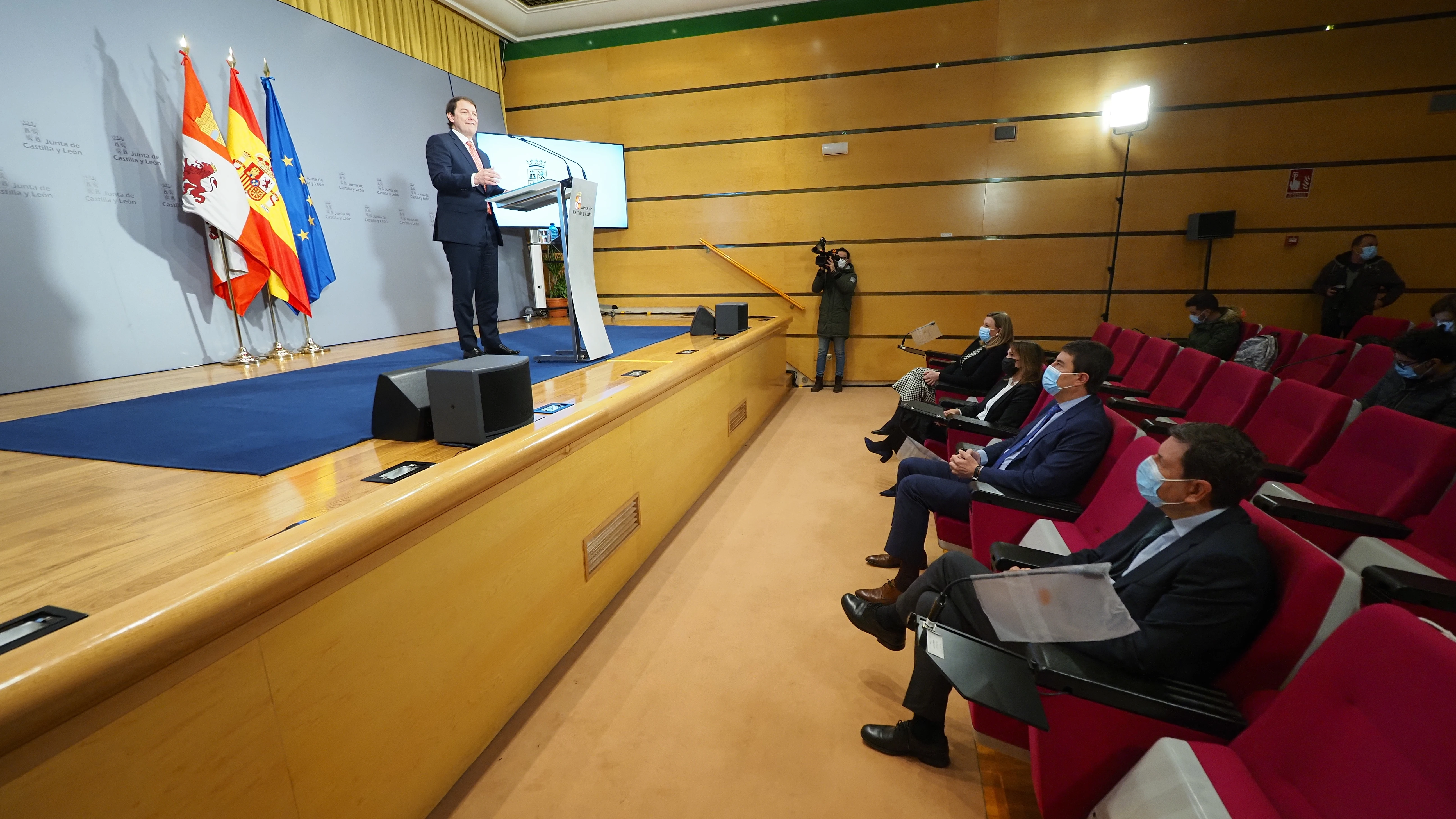 El presidente de la Junta de Castilla y León, Alfonso Fernández Mañueco, en la rueda de prensa anunciando las elecciones, en la Junta de Castilla y León, a 20 de diciembre de 2021, en Valladolid. 