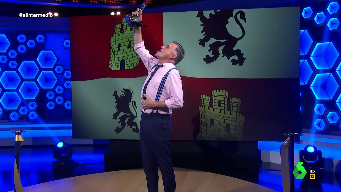 Wyoming inaugura la campaña electoral de Castilla y León bebiendo vino de un porrón en directo Wyoming inaugura la campaña electoral de Castilla y León bebiendo vino de un porrón