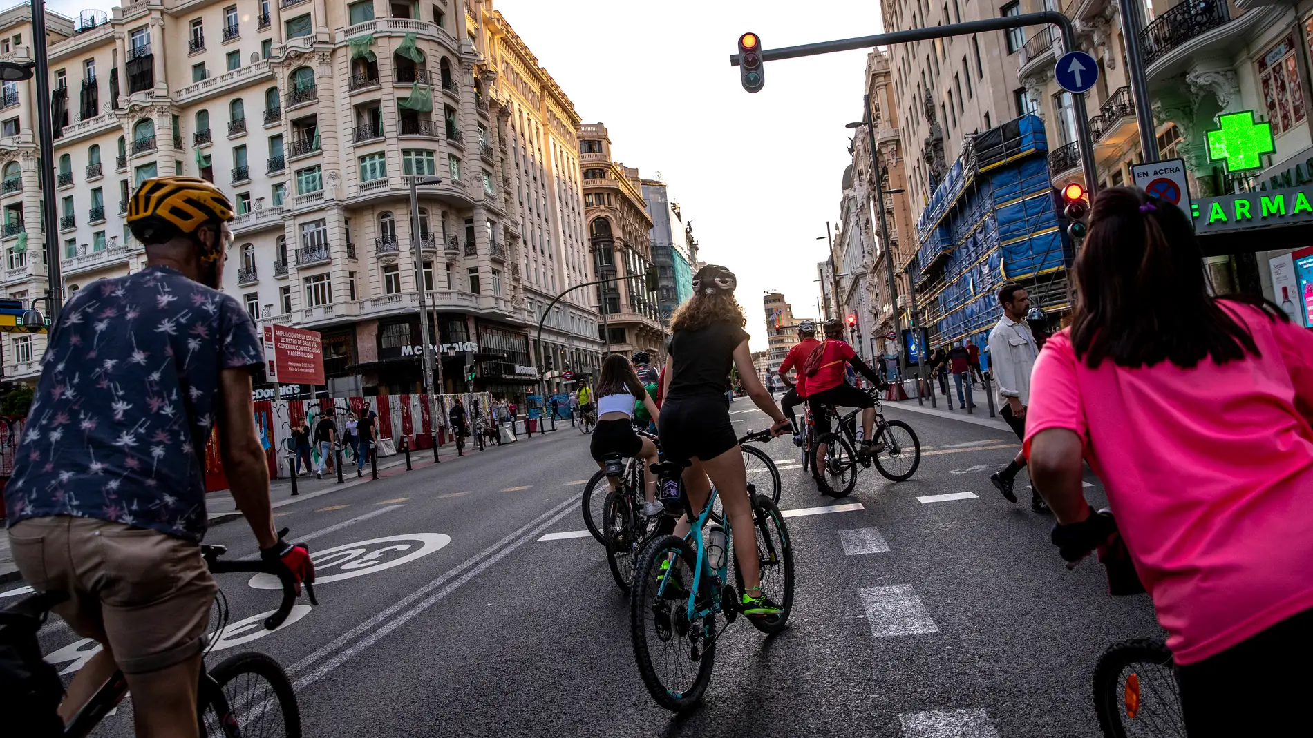 Personas en bici por Madrid