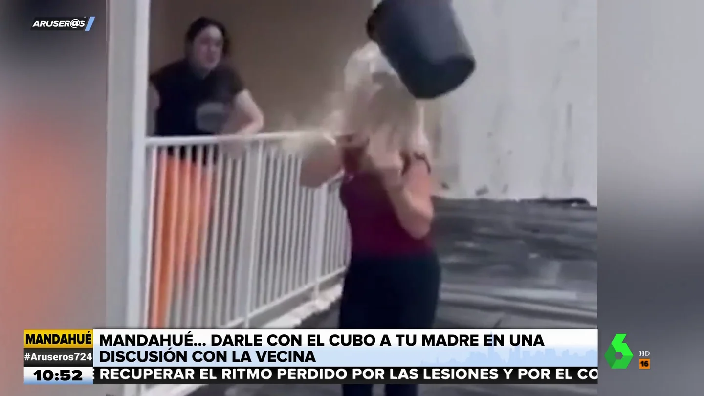 Hija lanza cubo de agua Hija lanza cubo de agua
