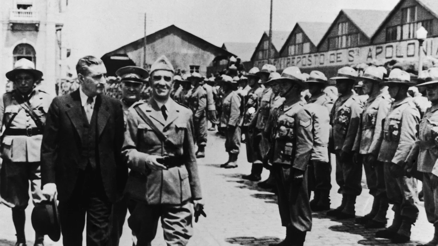 El dictador portugués António Salazar en una revista de tropas. El dictador portugués António Salazar en una revista de tropas.