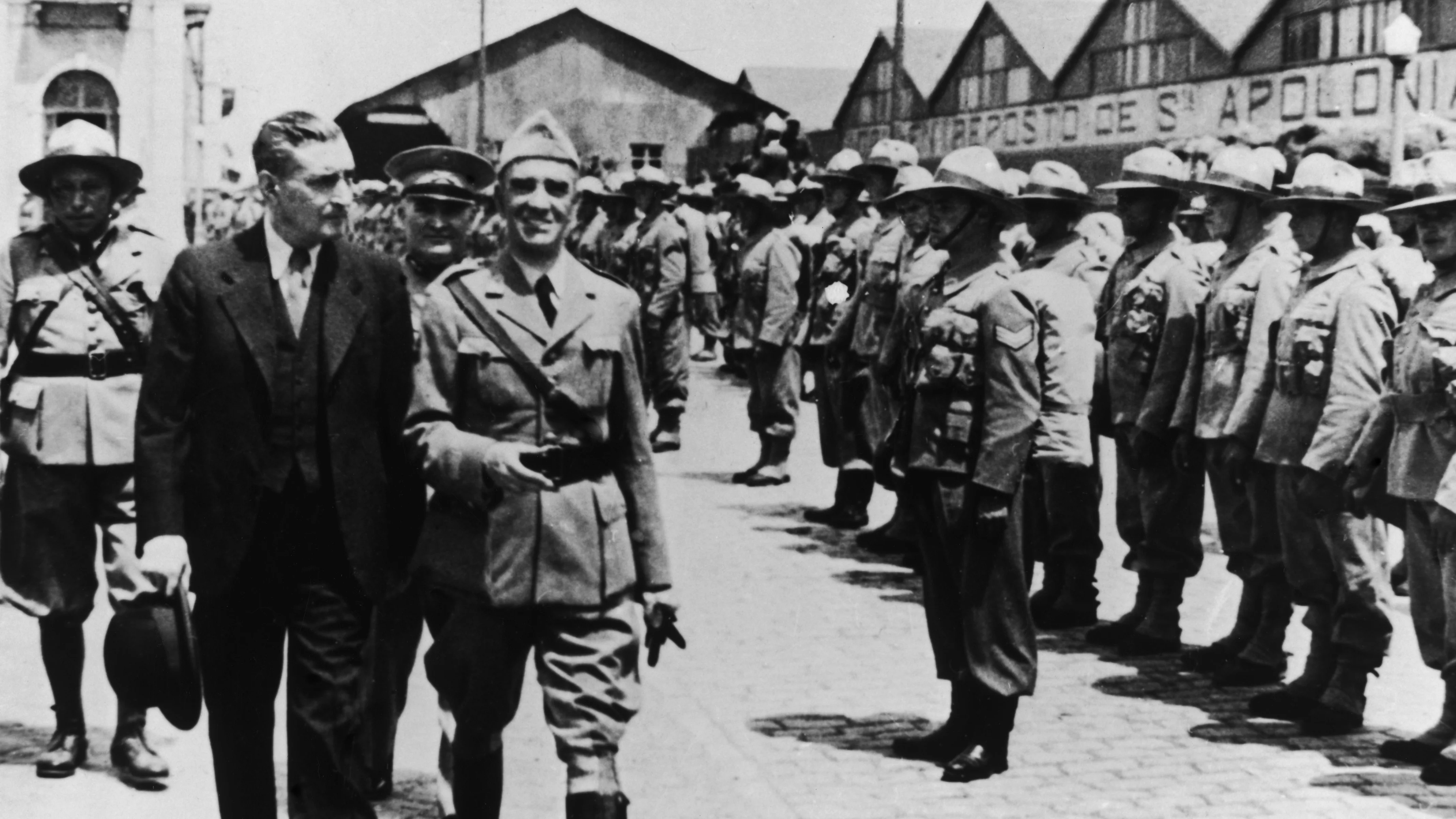 El dictador portugués António Salazar en una revista de tropas.