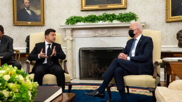 Imagen de archivo del presidente de los Estados Unidos, Joe Biden (d) con su homólogo ucraniano, Volodímir Zelenski (i), en la Oficina Oval de la Casa Blanca, Washington, DC
