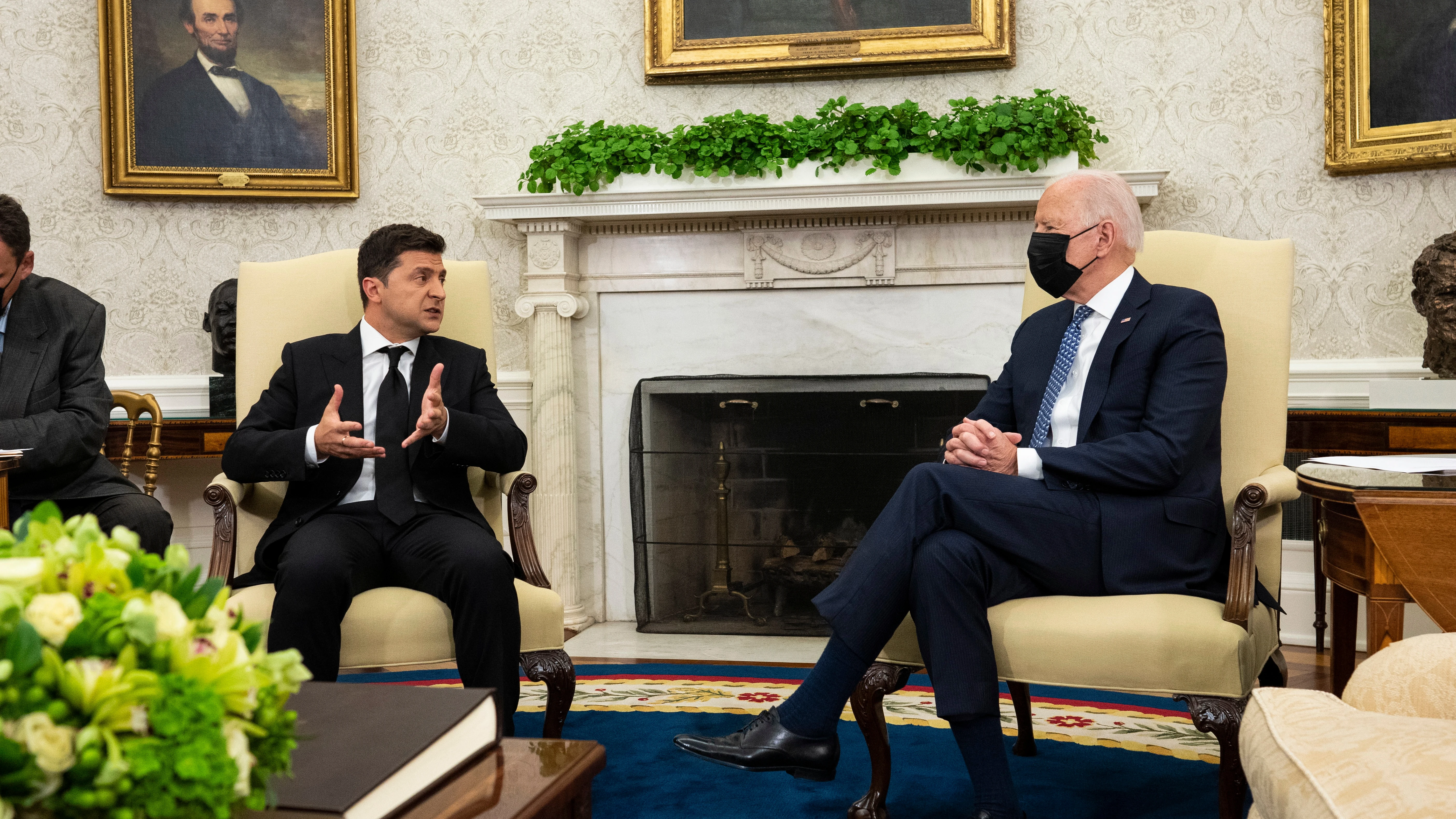 Imagen de archivo del presidente de los Estados Unidos, Joe Biden (d) con su homólogo ucraniano, Volodímir Zelenski (i), en la Oficina Oval de la Casa Blanca, Washington, DC