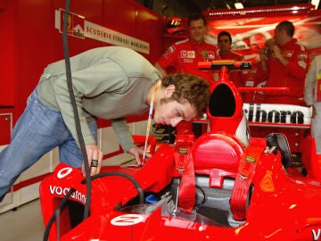 Valentino Rossi inspecciona un Ferrari