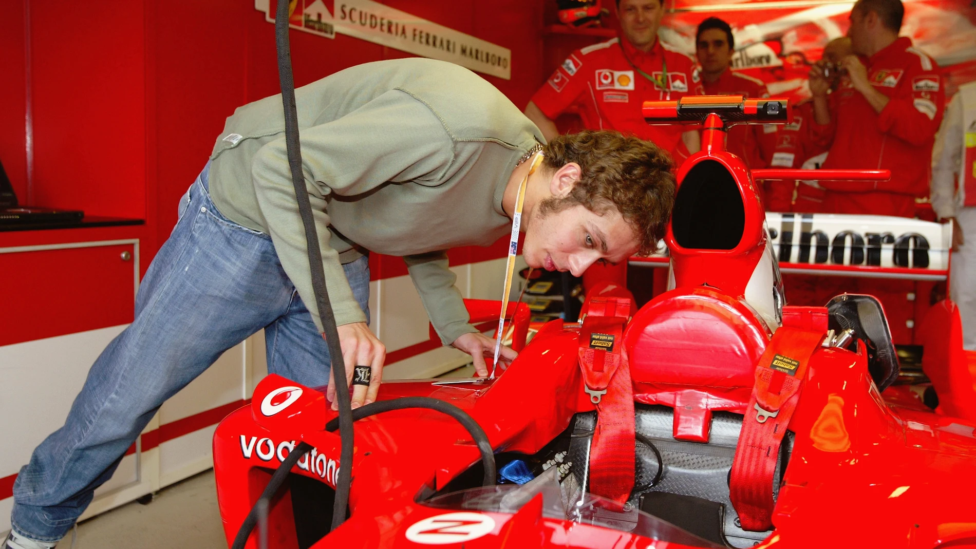 Valentino Rossi inspecciona un Ferrari