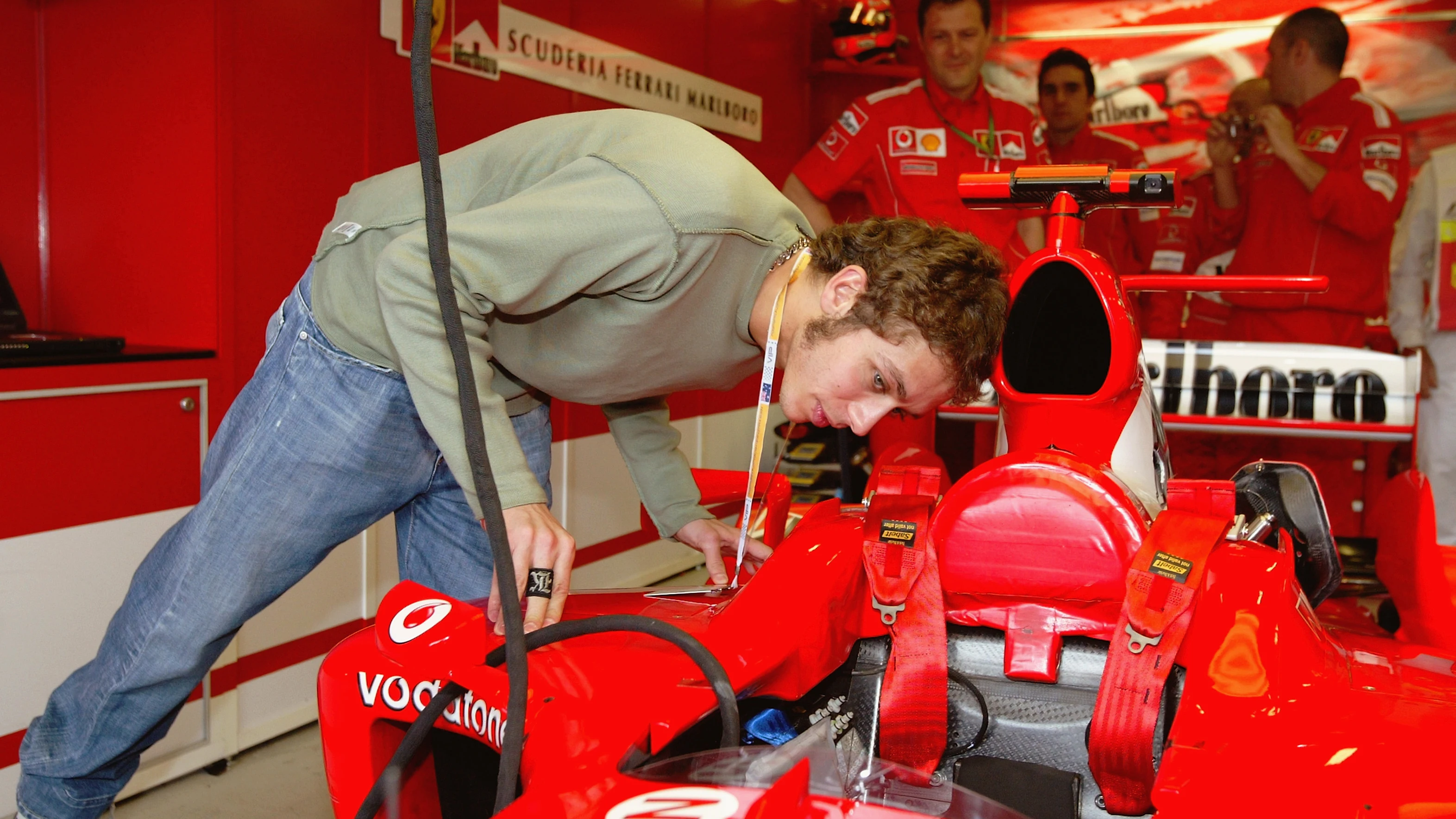 Valentino Rossi inspecciona un Ferrari