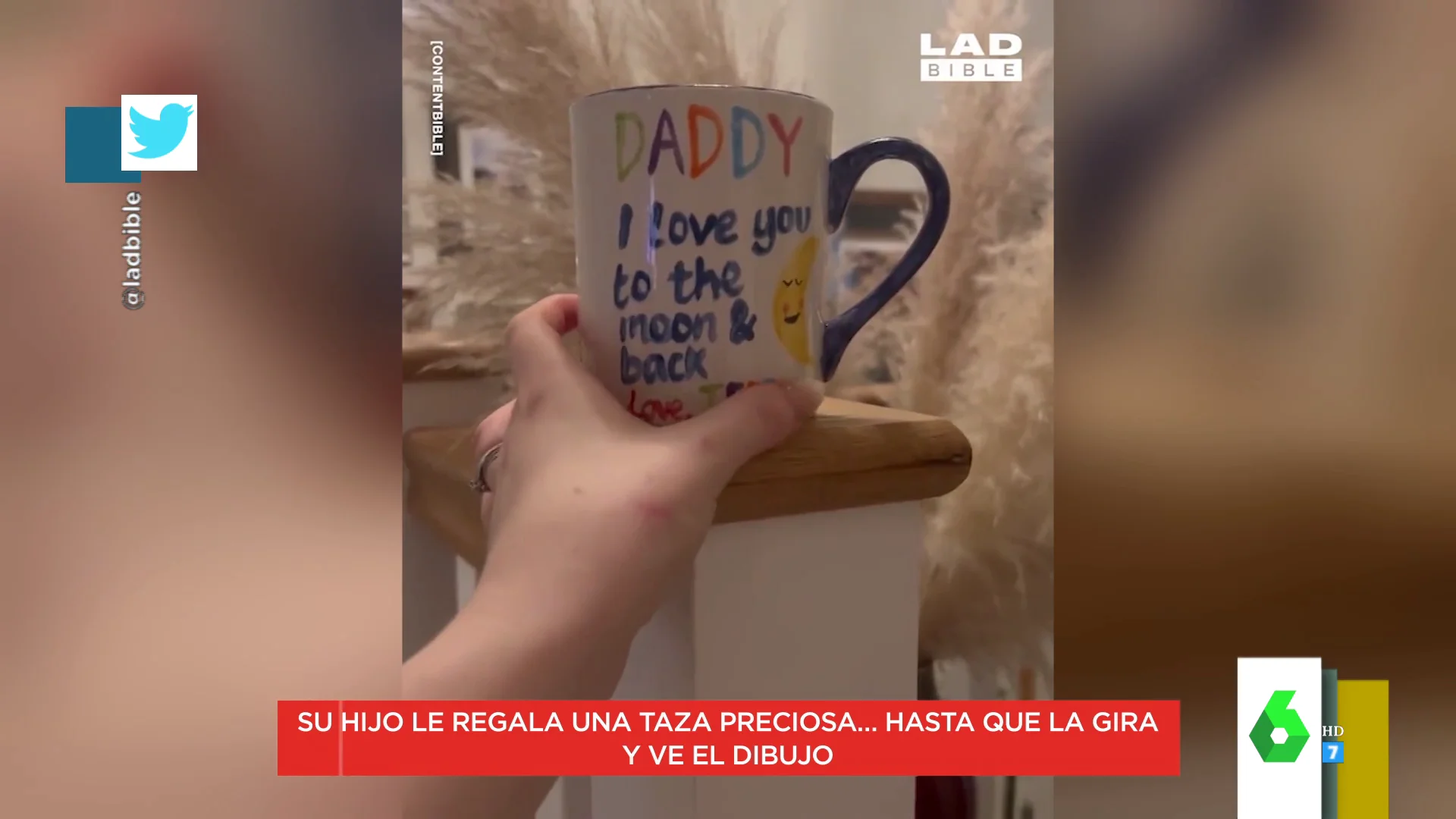 Encantado con la taza que le regaló su hijo...hasta que le da la vuelta