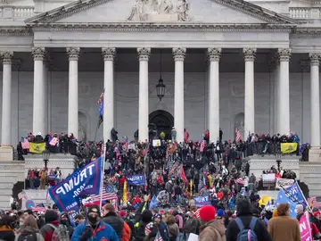 Los extremos politicos son mas propensos a creer en teorias de la conspiracion Los extremos politicos son mas propensos a creer en teorias de la conspiracion