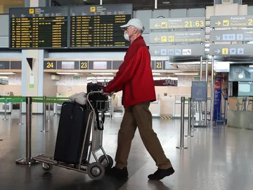 imagen de archivo de una persona en el aeropuerto imagen de archivo de una persona en el aeropuerto