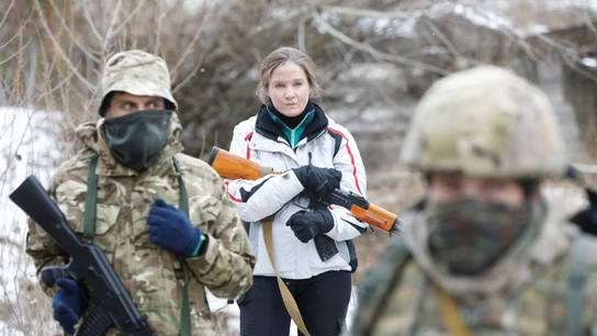 Reservistas ucranianos llevan a cabo ejercicios militares ante la posible invasión rusa Reservistas ucranianos llevan a cabo ejercicios militares ante la posible invasión rusa