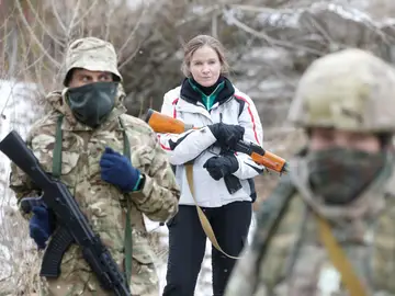 Reservistas ucranianos llevan a cabo ejercicios militares ante la posible invasión rusa