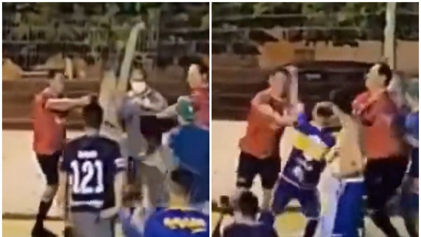 Un &aacute;rbitro amenaza con un arma a varios jugadores
