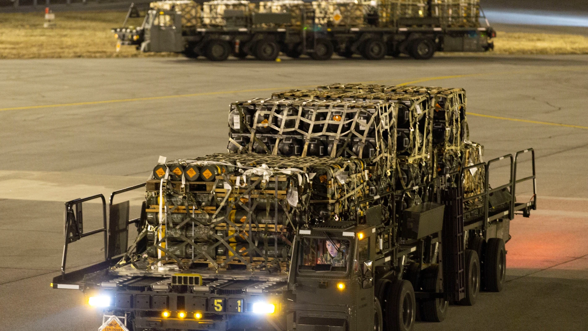Fotografía cedida por las Fuerzas Aéreas de Estados Unidos donde aparece un camión del escuadrón 436 del Puerto Aéreo cargado con municiones, armas y otros equipos con destino a Ucrania