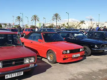 Aparcamientos de clásicos en Retro Málaga Vuelve Retro Málaga en 2022, el salón del vehículo clásico, de época y de colección