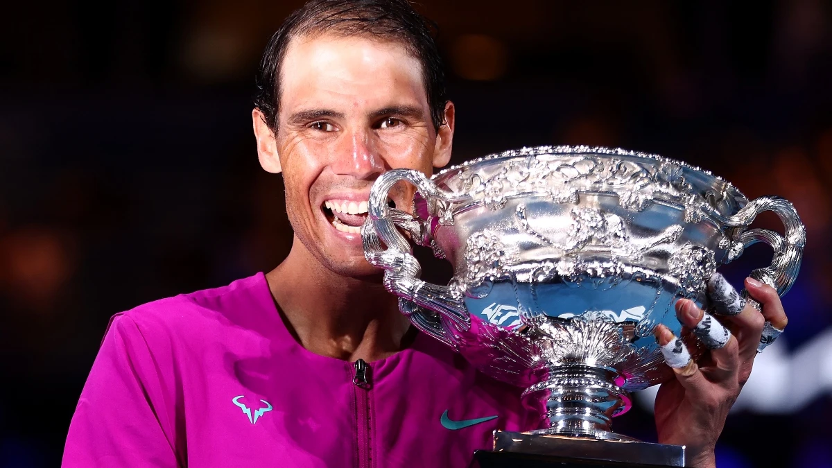 Rafa Nadal, con el trofeo del Open de Australia