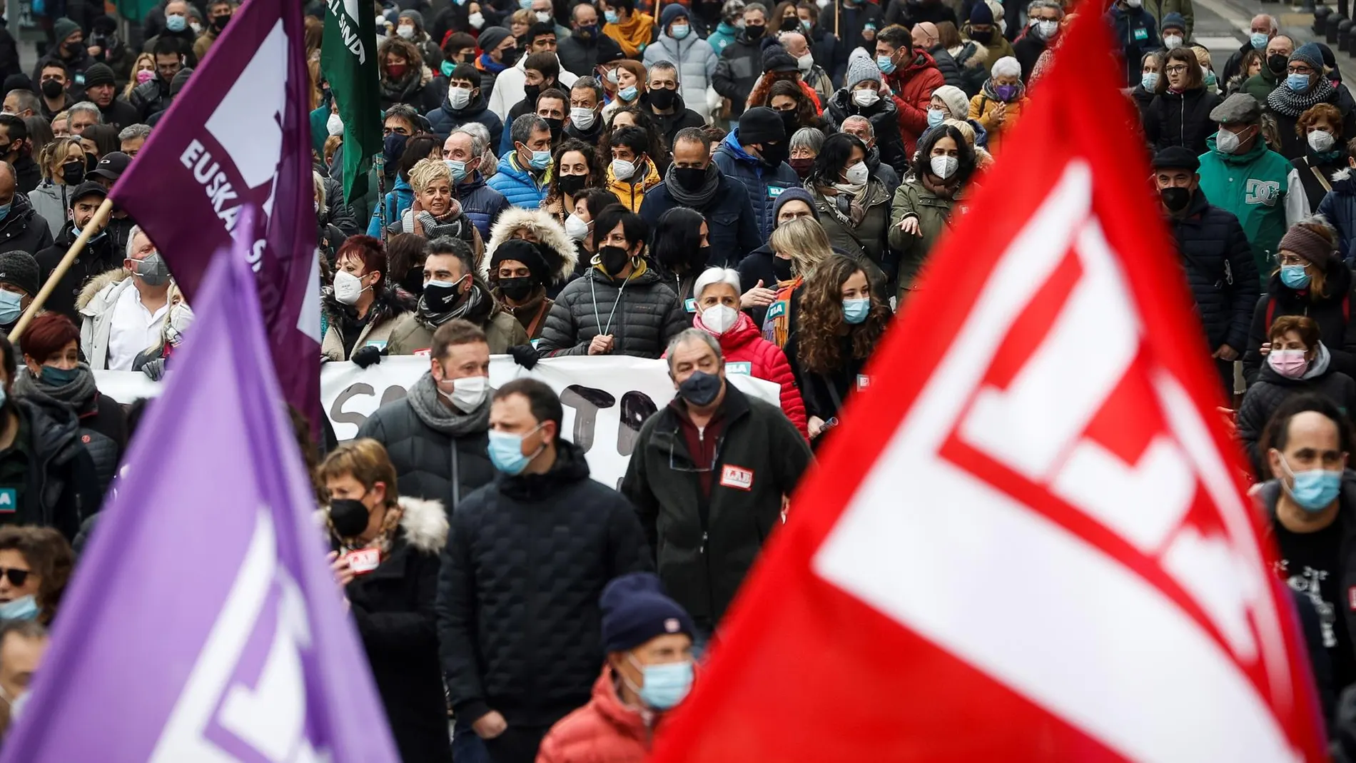 Manifestación en San Sebastián convocada por los sindicatos nacionalistas vascos en contra de la reforma laboral