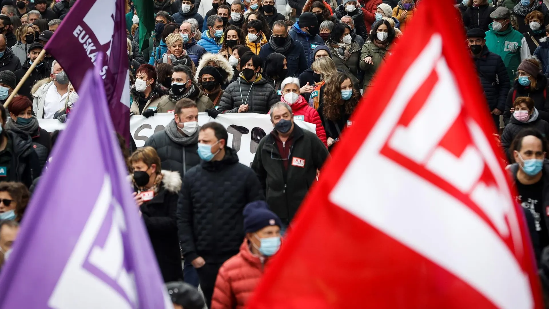 Manifestación en San Sebastián convocada por los sindicatos nacionalistas vascos en contra de la reforma laboral