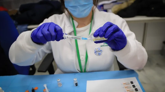 Una sanitaria prepara una dosis de la vacuna contra el COVID-19 Una sanitaria prepara una dosis de la vacuna contra el COVID-19
