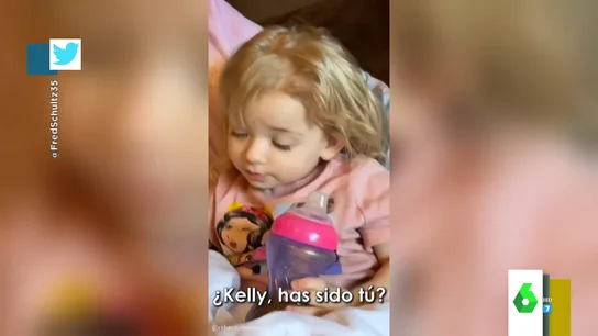 Así es la reacción de una niña cuando su madre le pregunta si le ha pintado la cara a su hermano Así es la reacción de una niña cuando su madre le pregunta si le ha pintado la cara a su hermano