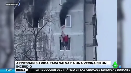Vecinos rescatan vecina incendio Vecinos rescatan vecina incendio