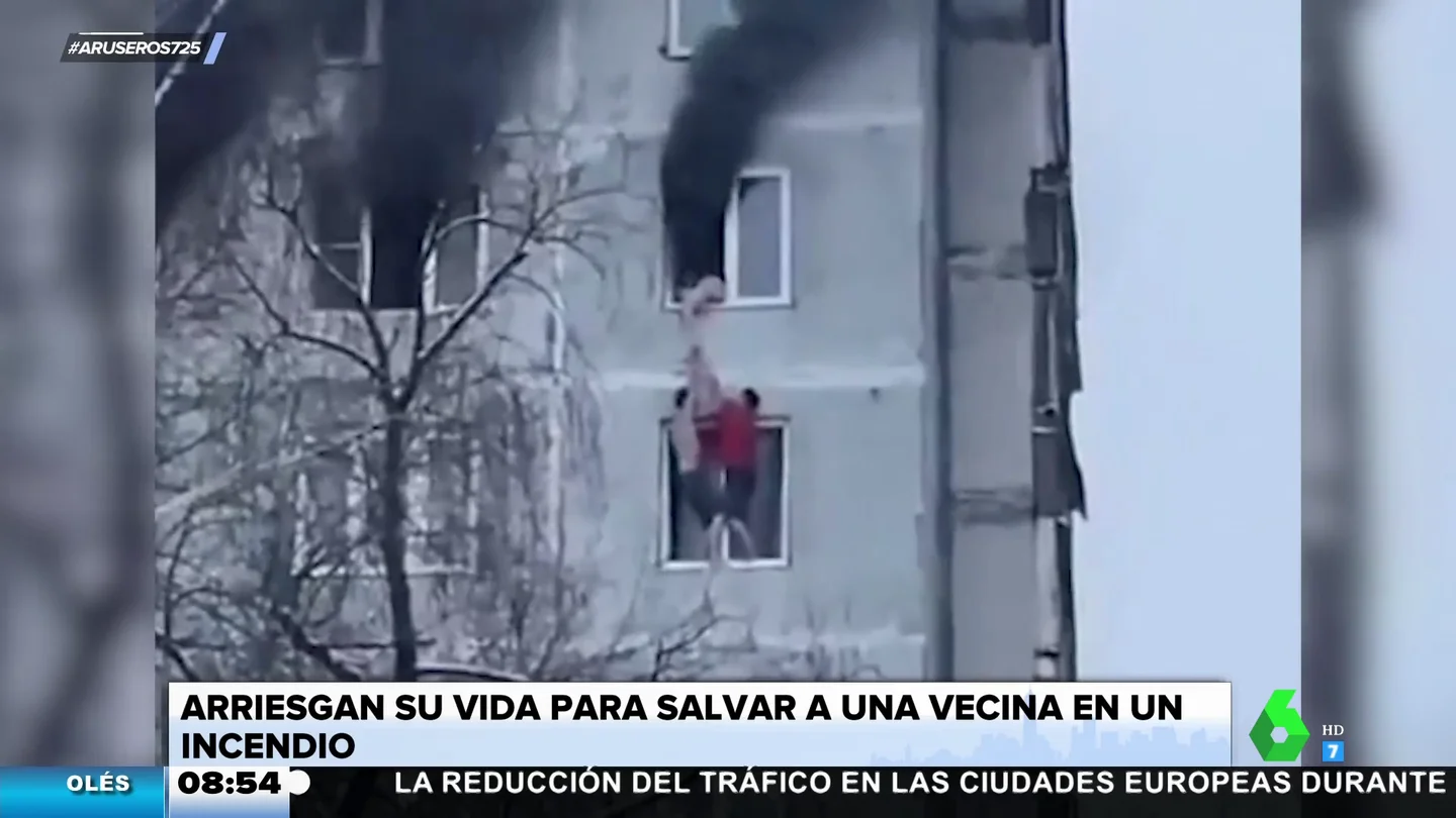 Vecinos rescatan vecina incendio Vecinos rescatan vecina incendio
