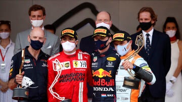Carlos Sainz, Max Verstappen y Lando Norris en el podio de Mónaco