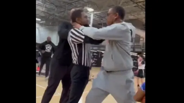 Lamentable pelea en el baloncesto escolar: un entrenador y un árbitro se agarran por el cuello