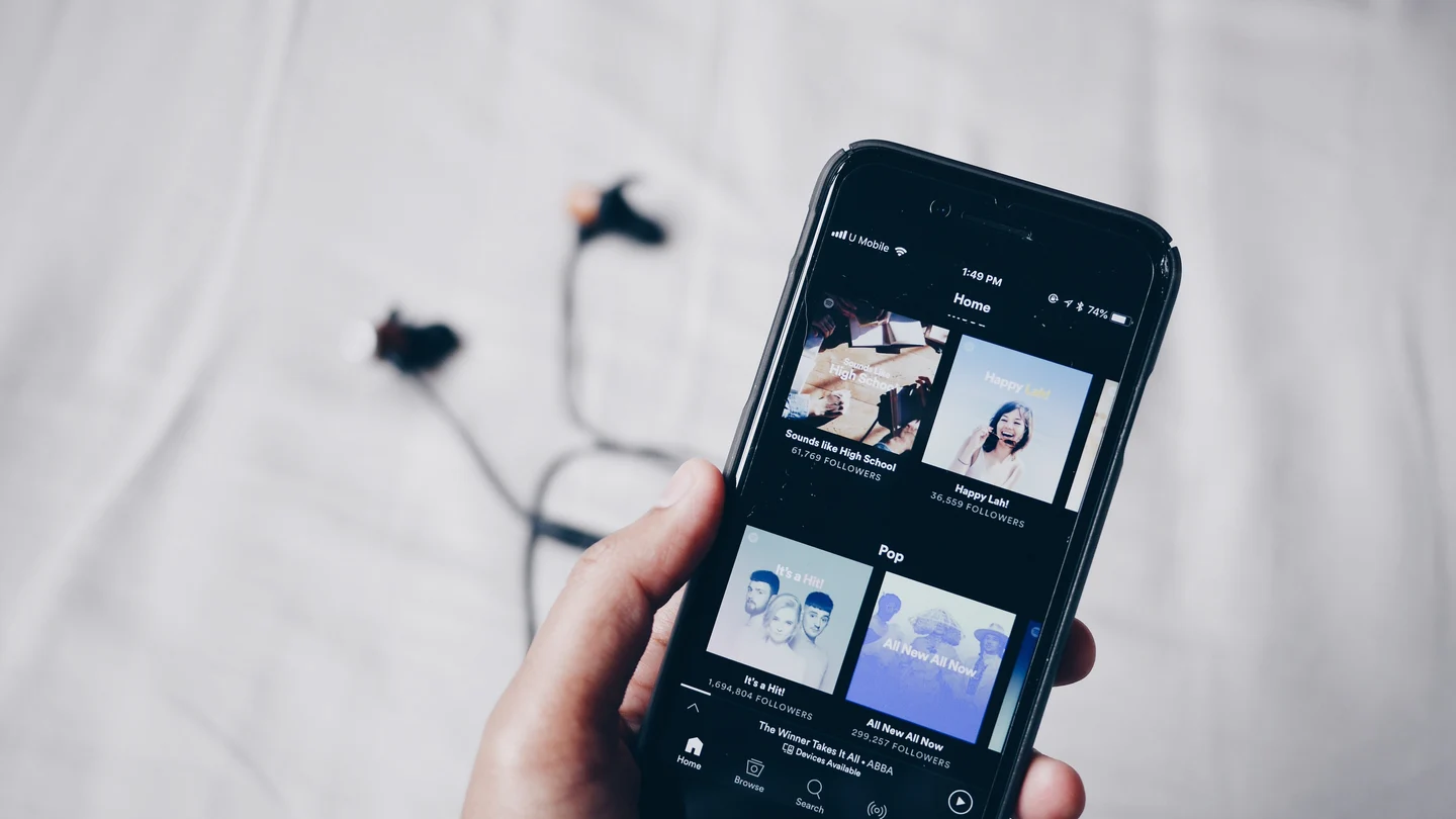 Spotify añadirá avisos en los podcasts que hablen de la Covid-19, pero no actuará como 'censor de contenido' Desinformación podcasts